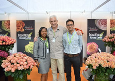 Ruth Mogi and Matti Arielle from Decofresh with Ketan Jerath from Omang and Amor. Last June, this Kenyan rose grower started to supply China and since then, the volumes are increasing. The farm has its own breeding cooperation and according to Arielle, this makes them unique. “We can supply something new with high quality, large head sizes and yearround. The local production of roses is often seasonable.