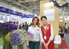 Andrea Ramirez from Plazoleta with her interpreter Kitty. This Colombian growers of statice, limonium, alstroemeria is exhibiting at the show to explore the Chinese market and its opportunities.