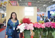 Claudia Fuentes from AYURA grows roses and carnation on 30 ha (15 ha roses, 15 ha carnations) and is exhibiting at the show to look for her first customers. According to Fuentes, Colombian flowers will have a great change in China as quality is becoming increasingly important and as the flowers can be supplied year round.