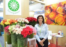 Maria Alejandra Michelsen from Inverpalmas grows roses, spray carnations and carnations in a 40 ha sized greenhouse in Colombia. She is exhibiting at the show to explore the oppertunities to export to China. According to Michelsen, there will be a market for her roses as they have big head sizes and long stems.