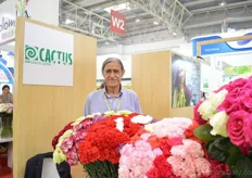 Rodolfo La Rota from Cactus. He grows carnations and roses in a 33 ha sized greenhouse in colombia. Next to growing, he also hyberdizes carnations. He is also looking to enter the Chinese market with his flowers. According to him, exporting to China is challenging due to the transportation costs. “We usually use FOB and here in China they use CIF, which means that we have to pay for the transport too, which makes it more expensive and therefore more risky. However, if you do it correctly, the margins will be higher too”, he says.