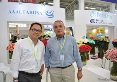 Ricardo Canelos G. and Ricardo Canelos A. from AAALTAROSA. According to Canelos, the demand for roses is huge. The most popular varieties are the red, the garden type and the tinted. They had some sales in China, but are now working to import flowers and fruits directly.