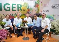 Danziger wasmalso exhibiting at the show. They were hosting five farms from Ecuador. According to Ido Israel (on the right), the tinted gypsophila and limonium are the most popular.