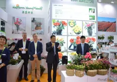 Poul Graff from Graff and Aad Gordijn from Dalat Hasfarm (on the left) were asked to award the best hibiscus and kalanchoe growers of Hasfarm Young Plants.