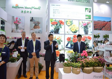 Poul Graff from Graff and Aad Gordijn from Dalat Hasfarm (on the left) were asked to award the best hibiscus and kalanchoe growers of Hasfarm Young Plants.