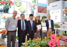 The team of Dalat Hasfarm Young Plants with their winners; Xingsheng Flower and Beijing Haojing (holding the awards). THey are, according to Hasfarm Young Plants. among the top kalanchoe growers of Queen varieties in China.