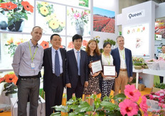 The team of Dalat Hasfarm Young Plants with their winners; Xingsheng Flower and Beijing Haojing (holding the awards). THey are, according to Hasfarm Young Plants. among the top kalanchoe growers of Queen varieties in China.