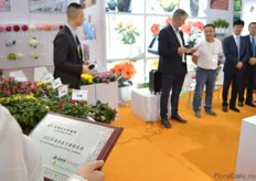The award for the best hibiscus grower of Graff Hibiscus in China.
