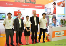 Martin Helmich and Wierd Vonk from Hoogendoorn with the Chinese team of Hoogendoorn.