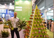 Aad van der Knaap from KP Holland. The company is active on the Chinese market for 12 years now. The payment of royalties is still an issue in China. According to van der Knaap, building up good relations is the key. On the photo he is holding the Siam Kukuma, Compacto Spathiphyllum and the Kalanchoe Rosalina. In China, their focus is on these products.