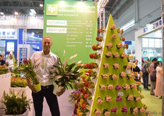 Aad van der Knaap from KP Holland. The company is active on the Chinese market for 12 years now. The payment of royalties is still an issue in China. According to van der Knaap, building up good relations is the key. On the photo he is holding the Siam Kukuma, Compacto Spathiphyllum and the Kalanchoe Rosalina. In China, their focus is on these products.