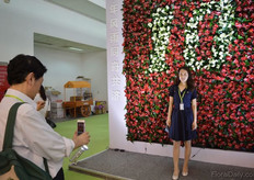Visitors participating in the WeChat contest. If this foto wins the contest, they winn a tablet.