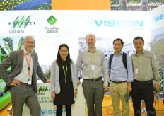 "Michael Ploeg from Codema systems group with Wang LinHu, Eelco Wolthuizen and Yang Limin from Formflex/ METAZET. Metazet and Viscon have a joint booth. "In this way, we can offer the growers a total package; from cultivation gutters and internal transport to packaging", says Ploeg."