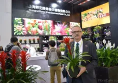Ton Witmer from Shanghai Flower Port Deroose plants. This young plant supplier mainly grows bromelias, kalanchoes and spathiphyllums in their 2,5 sized greenhous in China. Around 90% of their production is being exported. According to Witmer, the demand for bromeliads is increasing in China. The Brimstone (the plant he is holding) is one of Deroose's best red varieties.