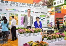 "Stef Berkhout from Slijkerman Kalanchoe and Sandy Yun from Beijing Beautiful Agriculture, the distributor of Slijkerman Kalanchoe. Since 1.5 year, Slijkerman Kalanchoe supplies unrooted kalanchoe cuttings to Beijing Beatiful Agriculture, who in turn, sells them to growers. Acording to Yun, the growers like easy growing varieties, because the knowledge about cultivation is not at the same level as in the Netherlands. "Many growers cultivate several kalanchoes at the same time. The advantage of Slijkerman's kalanchoes is that they all have the same genetics, so the same growing habits."