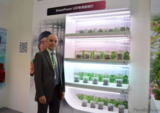 Jan Dijkman from Philips in front of the new GreenPower tissue culture module. This new generation is especially produced for the Chinese market and saves 40 percent more energy compared to conventional lightning. More on this later on FloralDaily.com