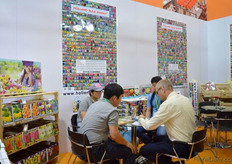 Roland Hillebrink of Holland Bulb Market talking with customers.