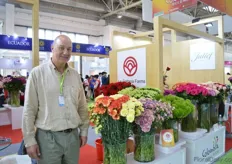 "Frans Buzek from La Gaitana Farms. This carnation grower does not export to China yet. According to Buzek, the majority of the imported flowers are roses and hydrangeas, not carnations. These flowers are being produced locally. However, he sees potential for his flowers as the vintage colored and greenbol carnations are catching the eye of many visitors. "These varieties are not being cultivated in China", he says."