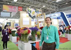 Jairo Cadavid of Asocolflores. This is the first time that Colombia has a pavillion at the show. 4 Colombian cargo companies and 22 growers are showcasing their flowers. According to Cadavid, the exhibitors are pleased with the interest of the visitors and there is a large potential for these companies to expand their markets in this country.