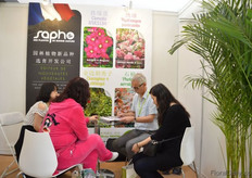 Olivier Pantin from Sapho talking with visitors.