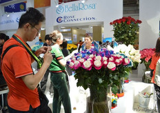 The dyed roses are catching the eye of many visitors.