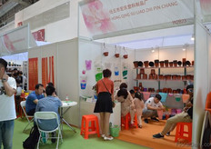 Renqiu Shi hong Wing Su Liao Zhi Pin Chang.