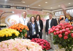 The team of Kordes Roses. At their booth, they have only put the new varieties on display. Of all varieties, 0.5 ha per rose is planted at the 20 ha sized greenhouse of Kreative in Naivasha, next to the regular production.