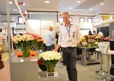 Sjenn Kragtwijk of Jan Spek Rozen next to the Pur Song. According to Kragtwijk, this champagne creme colored rose has a large head size and can be cultivated on a lower altitude. Currently, this variety is being planted at Olij.