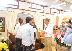 Peter Viljoen of Sunland Roses talking with visitors.