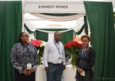 The team of Everest Enterprises. They grow 21 rose varieties in a 5ha sized greenhouse on Timau Mount Kenya. Their main markets are the Middle East, Saudi Arabia, which they supply directly. They also still supply the auction in the Netherlands. It is their first year at the IFTEX.