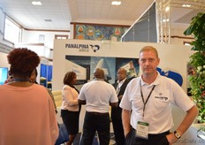 Art Wright of Panalpina Airflo. This freight forwarding company only focusses on perishables. They mainly transport cut flowers. They are currently working on a project with Martin air and FlowerWatch to deliver flowers under 500 degrees hours.