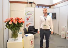 "Ernst van den Berg of LiquidSeal. According to van den Berg, by using Liquidseal the vase life of roses, gerberas and carnations can be extended by 3-5 days. "Currently, the possibilities of transporting flowers by sea are being explored. Then the flowers will be on the boat for about 24 days. So, LiquidSeal can become of great value", he says."