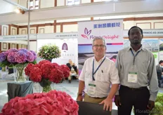 Frans Ederveen and Ken Wangwe of FloraDelight. This company, that grows hydrangeas in Kenya, was established in 2007. The current farm covers an area of ± 20 hectares at an altitude of 2300 meters. They invested three years in creating hydrangeas that can grow in the Kenyan weather conditions. Currently they have 7 colors available and they want to grow to 10-12 colors. More on this later on FloralDaily.
