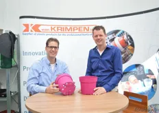 "Jorg Swagemakers and Jacob Ballegooijen of Van Krimpen were also present at Florensis. On the photo, they are holding the DecoTainer. This is a new series that ranges from a 12cm pot to a 32,5 cm pot. "It is a decorative and pretty pot due to its simplicity. It is all in the name of this new container: Decoration and Container", explains Swagemakers."