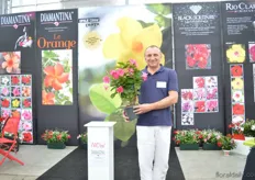 Erick Ciraud of DHM holding the Platinum. This dipladenia is the 3rd generation of mandevilla breeding. It has moer flowers, a bright color, thicker stems and leaves, more resistant to rain easier to grow and blooms earlier than the standard dipladenia.