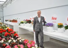 Richard Saarloos of Beekenkamp in front of the novelties of Beekenkamp and next to the new Campala Kyra. This is a new campala variety that is suitable for small and large pot sizes and it has lots of flowers.