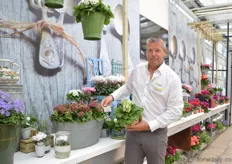 Louis Kester of Schoneveld Breeding holding the Picanto. The flower of this variety has a vintage look and it is nominated for the Glazen Tulp awards 2017.