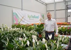 Kees Lagerwerf of KP Holland holding the Spathiphyllum Bingo Cupido. This plant has dark and big leaves. Special about this Spathiphyllum is the fact that the flower stands just above the crop.