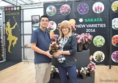 Moriya Kawashima (the breeder) and Gill Corless of Sakata holding the Senator iQ Rose Bicolour. This new variety has deeper, darker bronze leaves and its innovative rose bicolour bloom shows a marked contrast between flower and foliage. This new variety won the FleuroSelect award.
