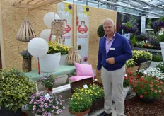 Jeroen Egtberts, director of Moerheim New Plants. Behind him one can see the Argyranthemum Grandaisy Yellow, which was nominated for the FleuroStar award (but sadly lost againt the begonia hybrid Miss Malibu from Dümmen Orange)