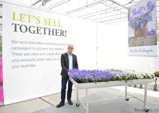 Kurt De Ruyven of Syngenta. Next to the Campanula Spring Bell. This Campanula is free of pollen. According to De Ruyven, consumers are looking for different pot sizes. Normally there are only 12cm pot sizes available. And new colors are in the pipeline.