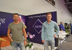 Eric Moor and Tristan Koop of Sion. According to Koop, there is a lot of potential for the Phalaenopsis to grow in the United States. In both, the Netherlands and the US, about 40 million Phalaenopsis are being sold. So, for the US, this is, relatively speaking, a very small number. Besides that, the market also differs from the Dutch market. “In the US, they are more directed towards peak periods like Valentine's Day, Mother's Day and so on.”