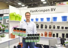 Jorg Swagemakers of Van Krimpen holding their new tribune tray for 7cm (6cm for round pots) and 9cm pots. The idea behind this tray is to improve the presentation of the plants at the retailer, which will increase the sales eventually.