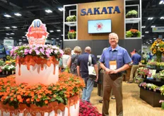 Brad Smith of Sakata next to the birthday cake of the Sunpatiens. This year, Sakata is celebrating the 10th anniversary of their Sunpatients.