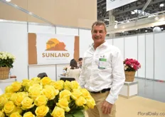 Peter Viljoen of Sunland Roses. This rose grower who is located in Kenya is selling his large head roses in Russia for several years now. Due to the crisis, the prices are becoming a more important issue for the buyers. They still want high quality roses, but for lower prices.