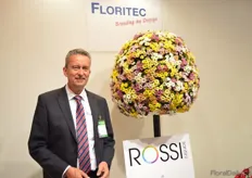 Ruud Smit of Floritec. This breeder puts the Rossi Santini in the spotlight. According to Smit, the Rossi is placed in the top three of most popular sanitinis for the Russian market. Transportation is cheaper as more flowers can be put in a box and the demand for this flower is increasing.