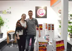 Juriaan Weerheim and his translator. At the show, they present the QBox. This box is designed by three Dutch gerbera growers; De Zuidplas, Gerbera United and Kool Haas. They recently introduced a new box with 10x18 gerberas in a box. Their previous box contained 5x25 gerberas.