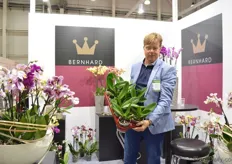 Simon Bernhard of Bernhard. At the exhibition, he promotes the half finished orchids. According to Bernhard, the Russian growers are at an advantage compared to the Dutch growers as the cultivation costs they will make when growing from a half finished product are made in Rubles.