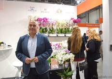 "Mischa Groothuizen of Levoplant. According to this Dutch Orchid grower, the decrease in value of the Ruble resulted in a shift in demand. "The Russians love flowers, but due to the ruble, they choose to buy other flowers. They used to choose large 70 cm orchids with three branches and a minimum of 18 buds. Now, they often go for the more basic 50 and 60 cm orchids with one or two branches."