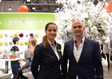 Lejla Begovic and John Elstgeest of DeliFLor in front of a nice arrangement of their white Chrysantemum varieties.